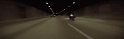 Мотоциклист идет на обгон